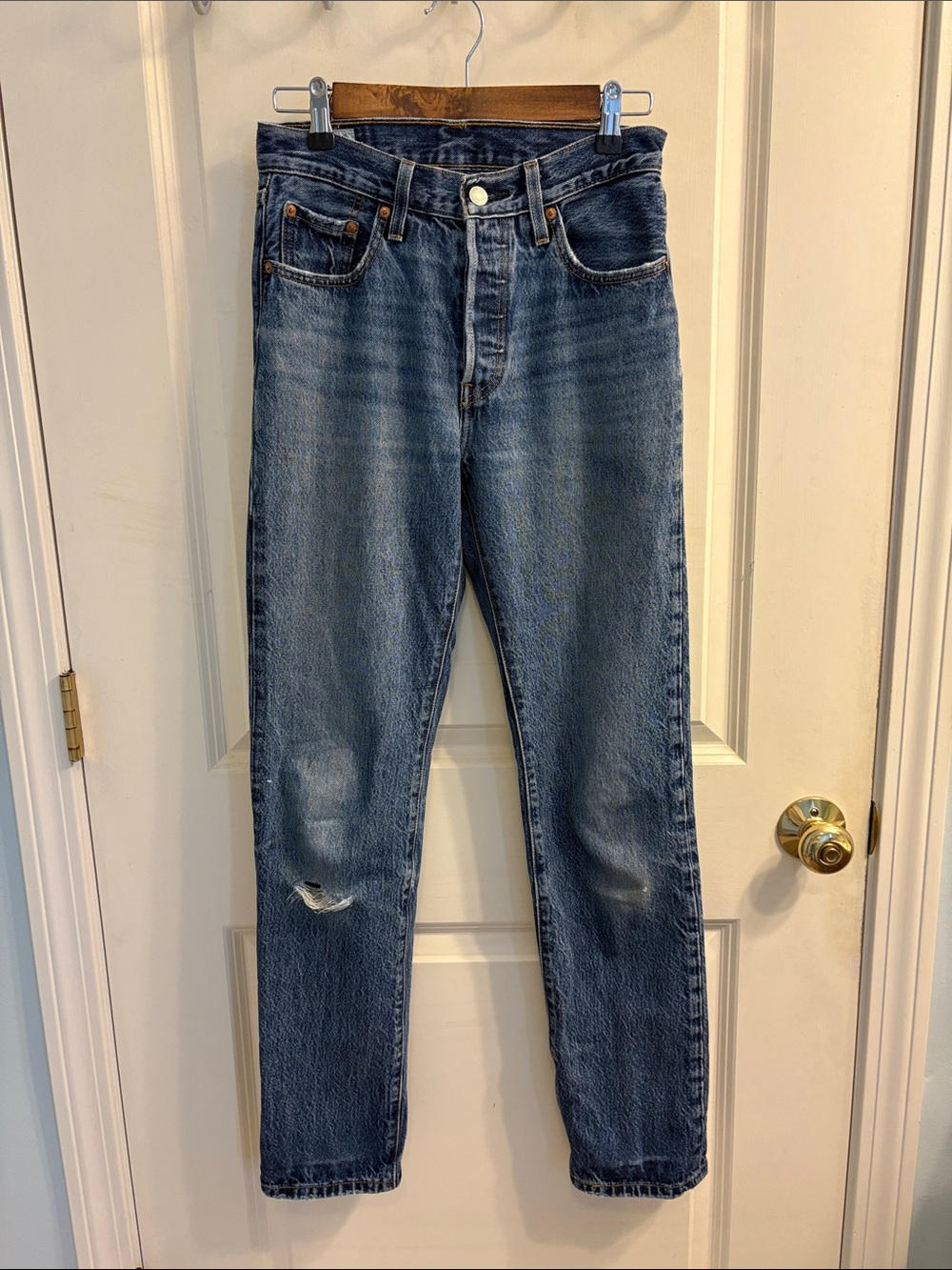 Levi's 501’s Women's Straight-Leg Jeans in Washed Blue. Size 25x32